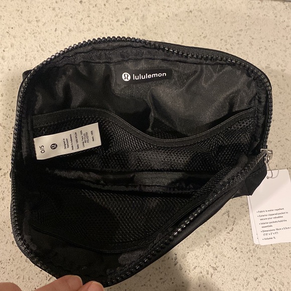 HP 2/19 NWT Lululemon Everywhere Black Belt Bag 1L - Picture 10 of 10